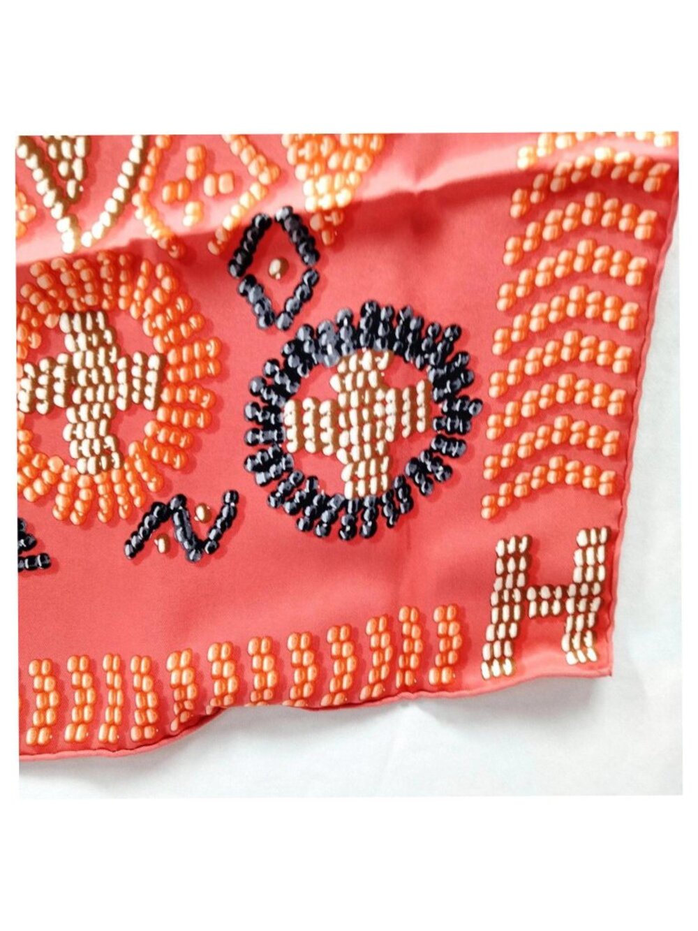Authentic Hermès Kelly en Perles Carré 90 Silk Scarf - Picture 8 of 10